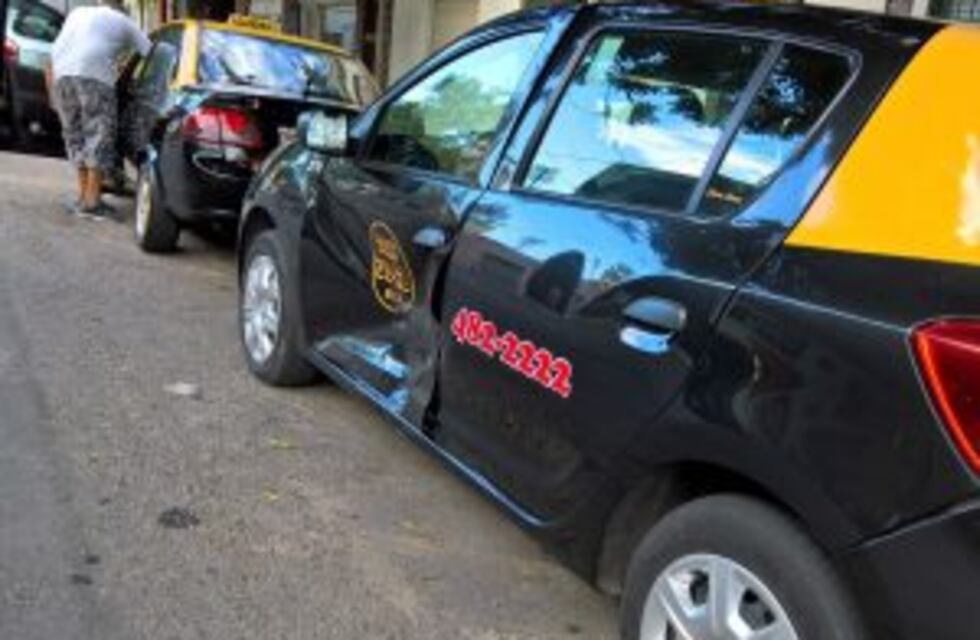 Conductor se descompuso, chocó contra un taxi estacionado y murió