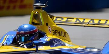 BAS503. BUENOS AIRES (ARGENTINA) 06/02/2016.- El piloto suizo Sebastien Buemi, de Renault e.Dams, compite hoy, su00e1bado 6 de febrero de 2016, en la cuarta prueba de la Fu00f3rmula E, en Buenos Aires (Argentina). El britu00e1nico Sam Bird, del equipo Virgin Racing,