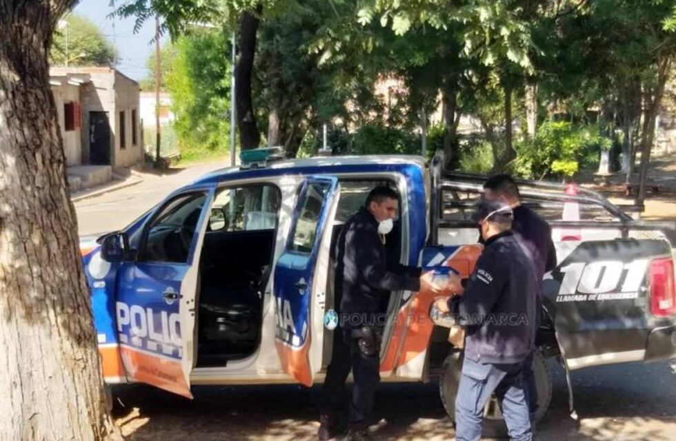Policías de Chumbicha participaron en una campaña solidaria en Capayán