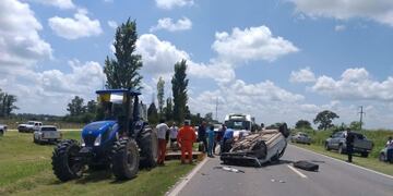 Accidente entre un Renault 19 y un tractor en Ruta 19 Arroyito