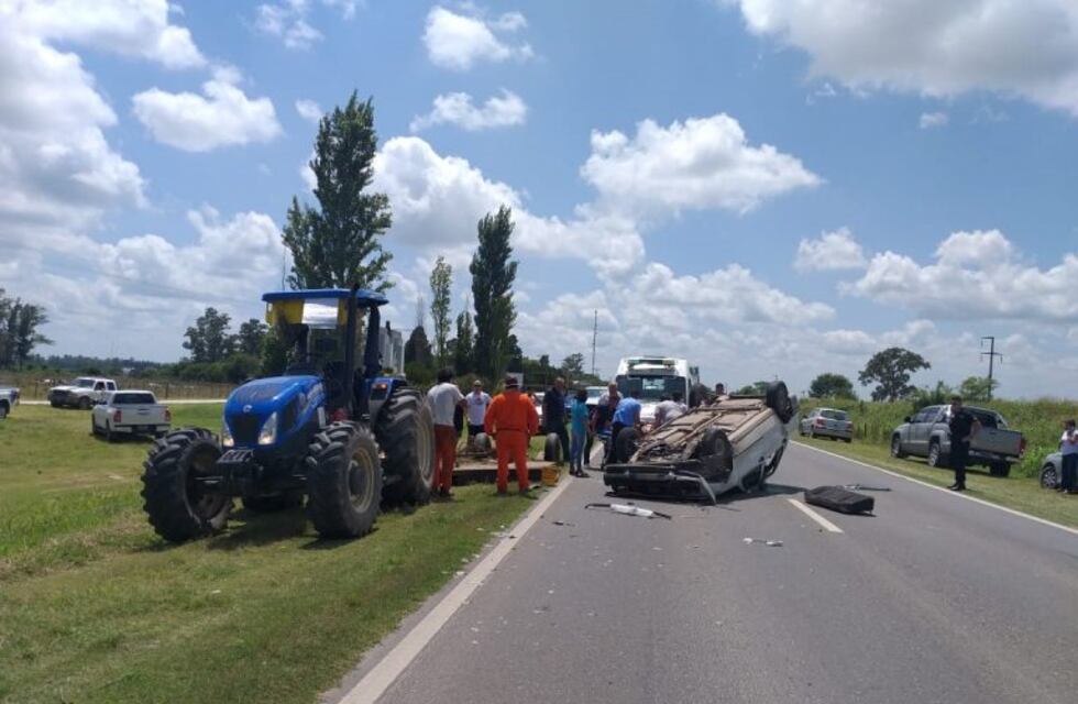Arroyito: choque en la ruta 19 entre un automóvil y un tractor