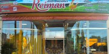 Empleado de una pollería de Alem tuvo un accidente y casi pierde un dedo