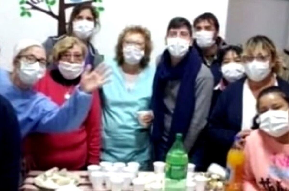 Indignación en Elortondo por un festejo en el hospital sin distanciamiento social en plena pandemia\u002E (Captura de pantalla)