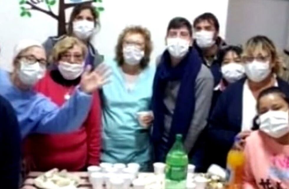 Escándalo en Elortondo por la despedida a una médica sin distanciamiento en pleno hospital