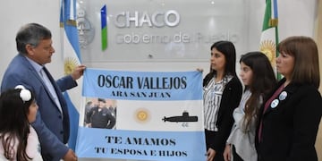 Domingo Peppo encabezó  el descubrimiento de una placa en reconocimiento a Celso Oscar Vallejos, tripulante del Ara San Juan (http://comunicacion\u002Echaco\u002Egov\u002Ear)\u002E