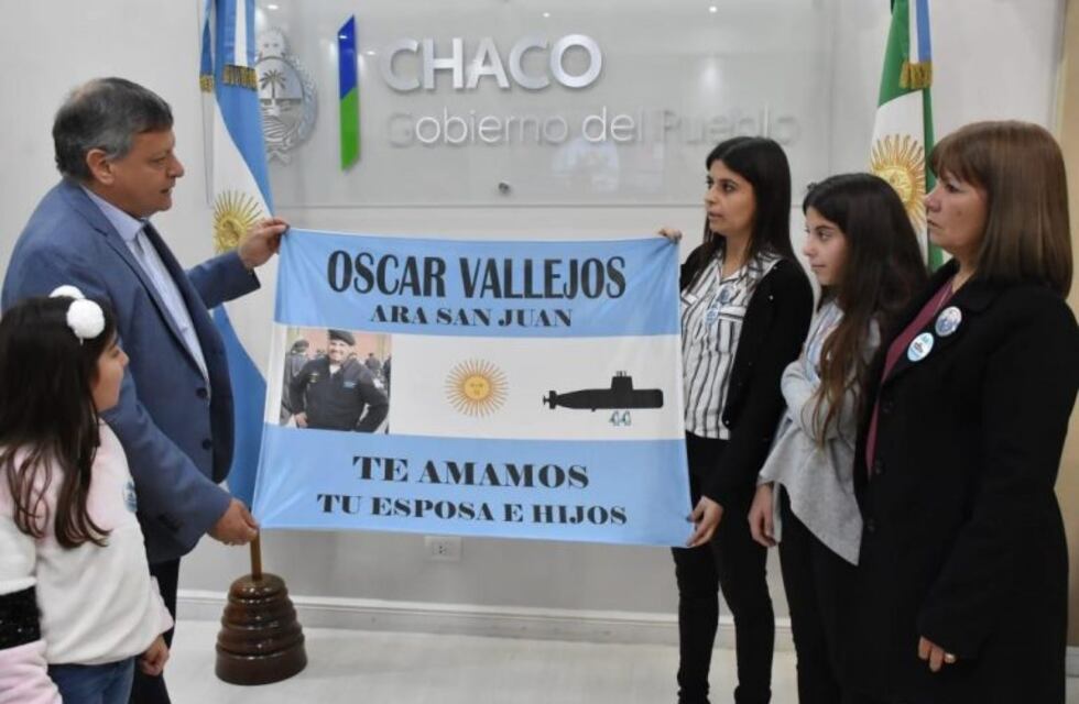 Peppo descubrió una placa homenaje a Celso Oscar Vallejos, tripulante chaqueño del Ara San Juan