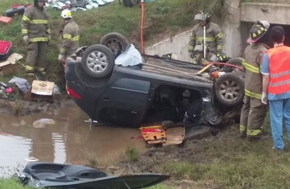 Un joven perdió el control de su auto en la Autopista a Córdoba, cayó a un zanjón y murió