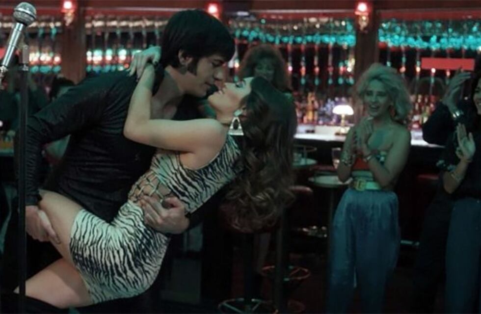 El beso apasionado de Lali Espósito en "Sandro de América"