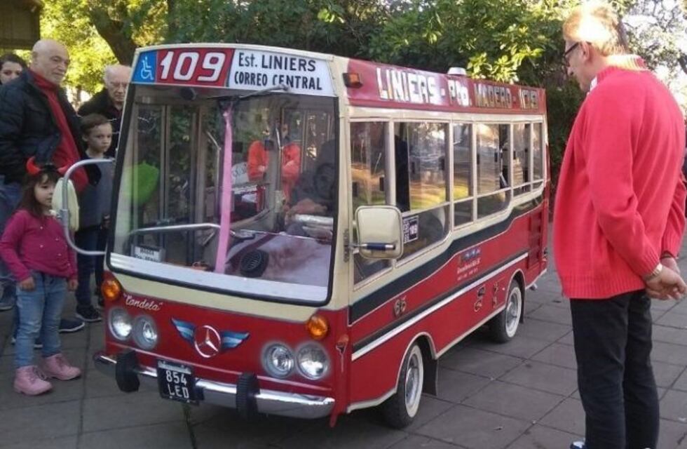 Fabricó el colectivo más pequeño del mundo para su nieta y pasea niños en la plaza