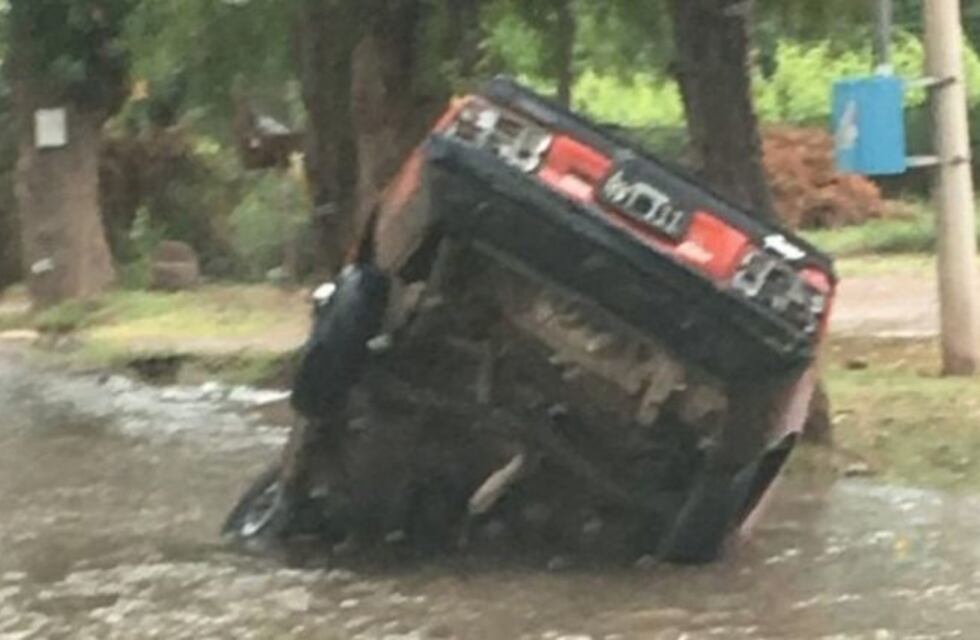 Se inundó la calle Terrada de Luján y un auto quedó incrustado en un pozo