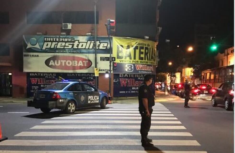 Un repartidor murió al chocar su moto con un camión porta volquetes en Independencia al 1600