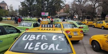 Protesta de taxistas y remiseros en la Plaza España\u002E