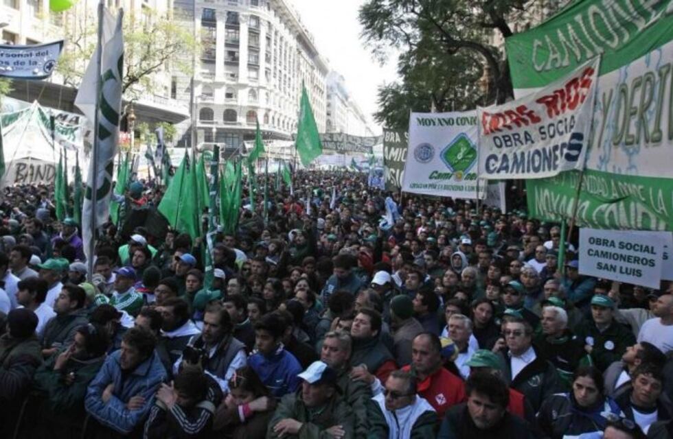 Manifestantes llegaron a la marcha en las cajas de carga de los camiones