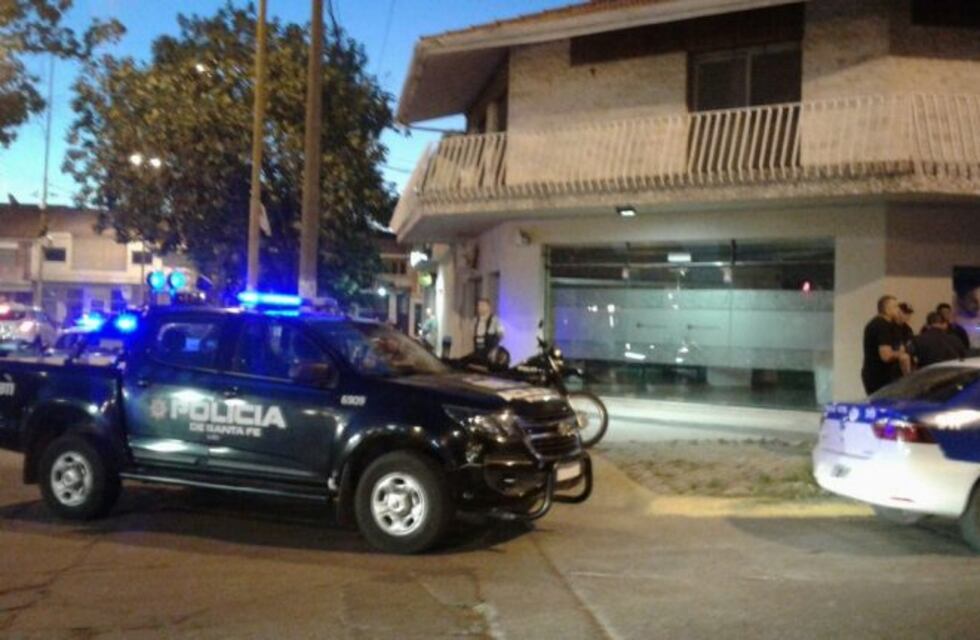 Fue al cajero a sacar plata y descubrió que habían dejado el banco abierto