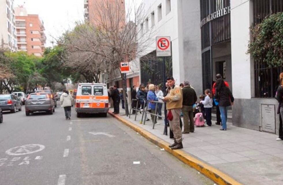Vuelven las clases y comienza a regir la prohibición de estacionamiento frente a los colegios céntricos