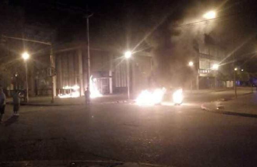 Fuego en el frente de la Cooperativa Integral de Villa Gobernador Gálvez tras el crimen de Gastón Gallardo