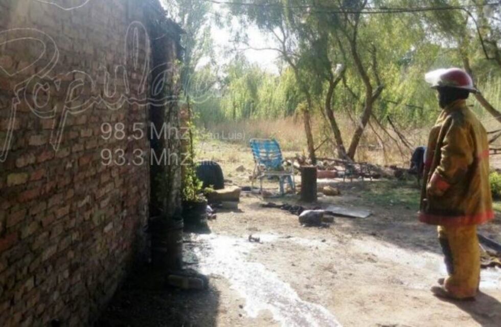 Una casa quedó destruida tras un gran incendio en San Luis