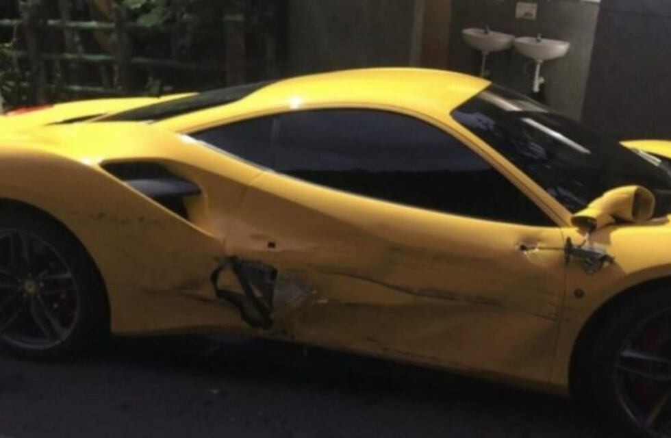 Se quedó dormido, chocó 4 Ferrari y pide que lo ayuden a pagar