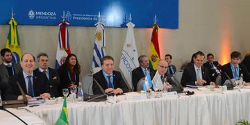 El canciller argentino, Jorge Faurie, (centro) preside la primera sesión preparatoria del Mercosur el 20/07/2017 en la provincia de Mendoza, Argentina\u002E El Mercado Común del Sur (Mercosur) instó a Venezuela a suspender la Asamblea Constituyente y restituir el orden democrático, a la vez que analiza aplicar sanciones a Caracas\u002E (Vinculao al texto de dpa \