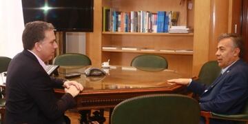 El gobernador Alfredo Cornejo,junto al ministro de Hacienda de La Nación, Nicolás Dujovne\u002E