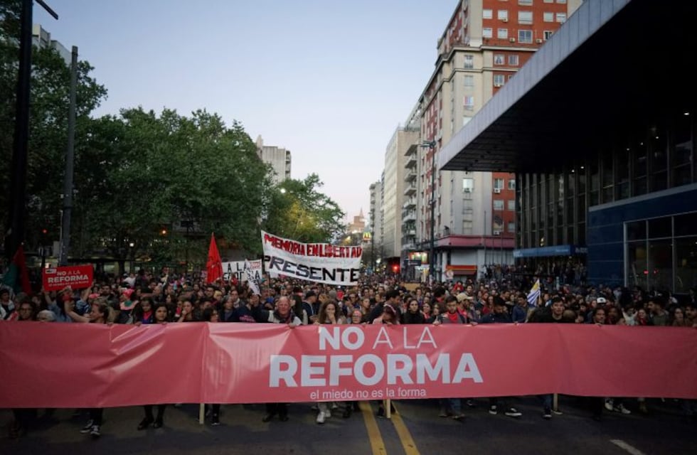 Miles de uruguayos se manifestaron contra la intervención de los militares en la seguridad pública