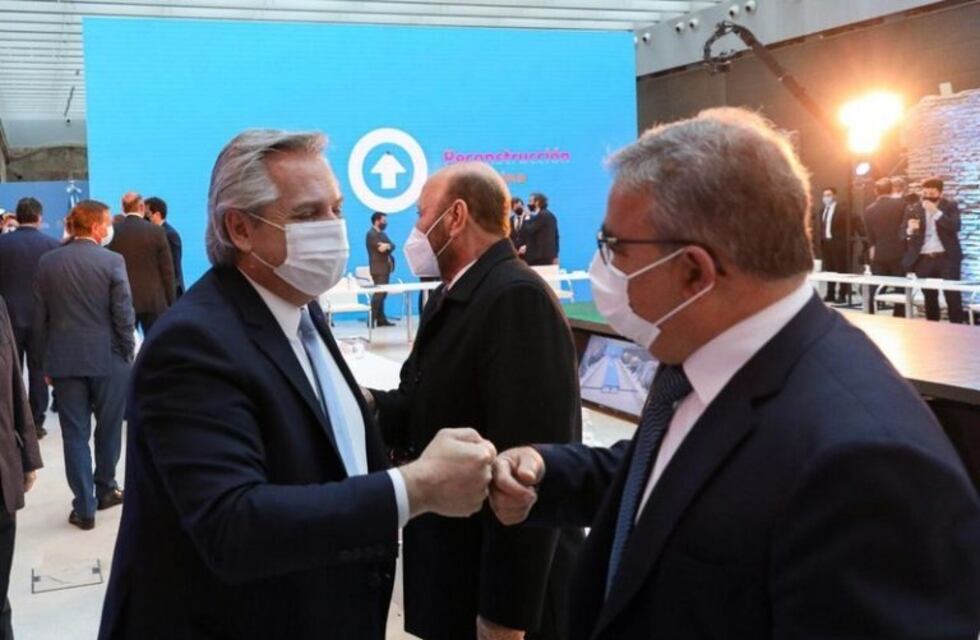 El gobernador Jalil acompañó al presidente en el anuncio de reestructuración de la deuda