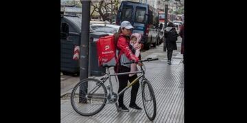 La historia detrás de la foto viral sobre la mamá repartidora de PedidosYa