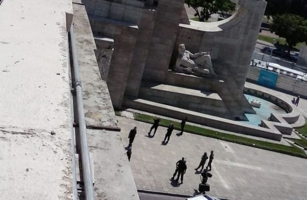 Susto en el Monumento: un hombre amenazó con tirarse desde gran altura