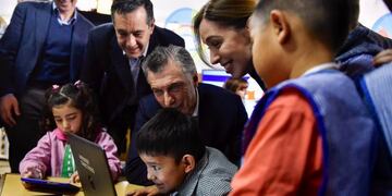 El presidente Mauricio Macri encabezó el lanzamiento de Aprender Conectados en una escuela de Tres de Febrero\u002E (Twitter)