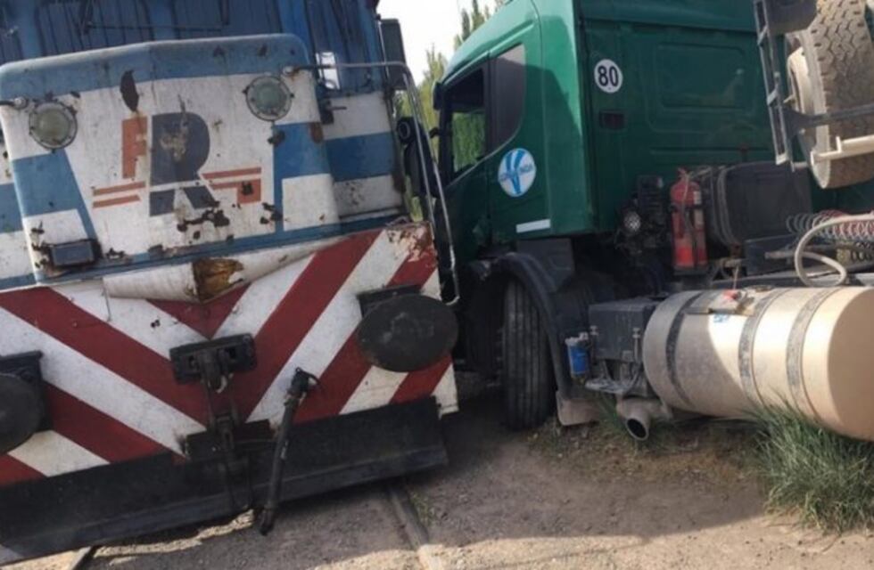 Choque entre un tren y un camión en Cipolletti