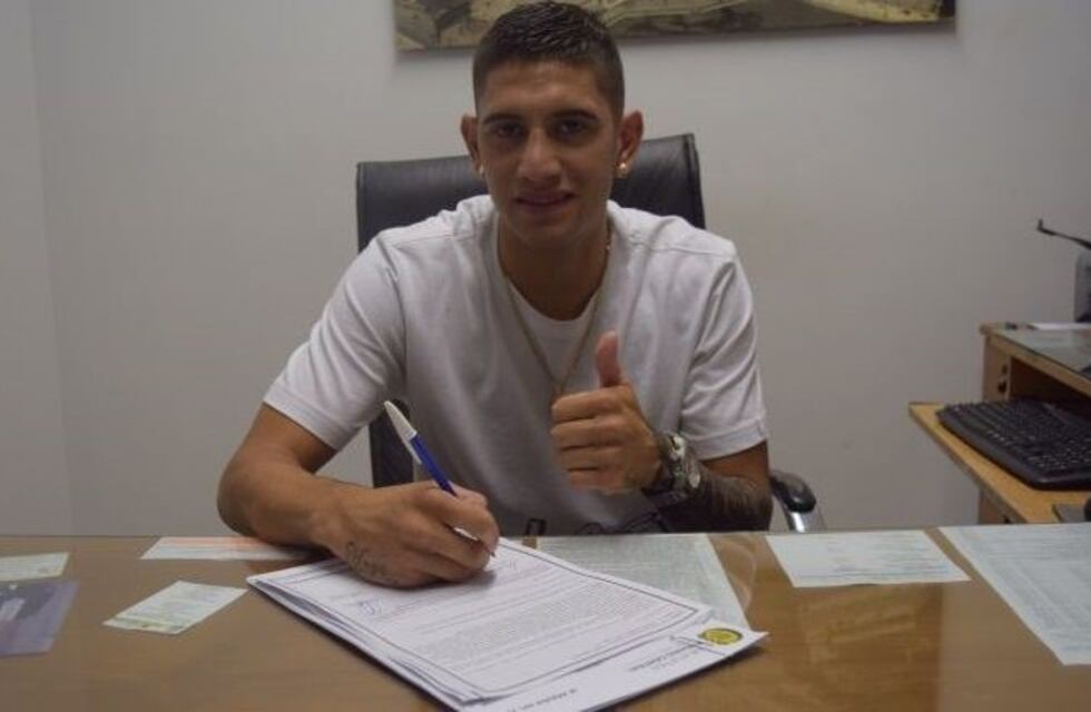 López Pissano firmó su primer contrato con Central