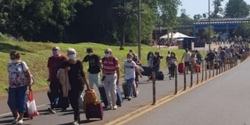 Los turistas que ingresaron desde Brasil fueron asistidos por el gobierno provincial\u002E