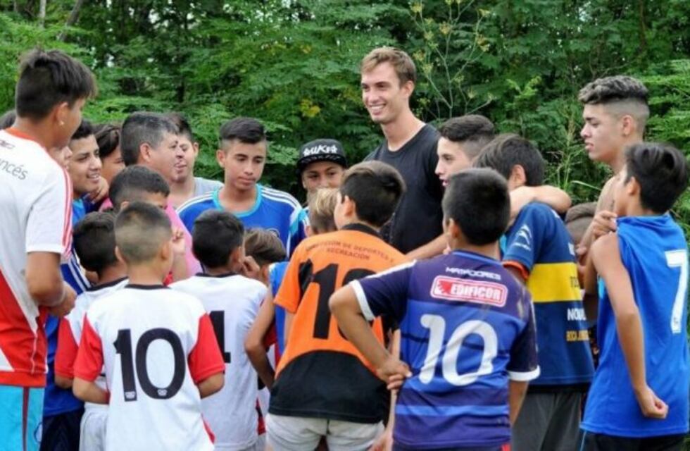 Juan Cruz Komar, el jugador de la T, pide ayuda para el techo de un comedor comunitario