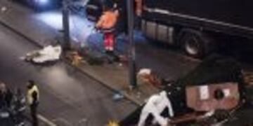 AL08 BERLu00cdN (ALEMANIA) 20/12/2016.- Policu00edas y bomberos trabajan junto al camiu00f3n que arrollu00f3 ayer a los visitantes de un mercadillo navideu00f1o en el centro de Berlu00edn, donde murieron doce personas, en Alemania, hoy, 20 de diciembre de 2016. La policu00eda de Ber