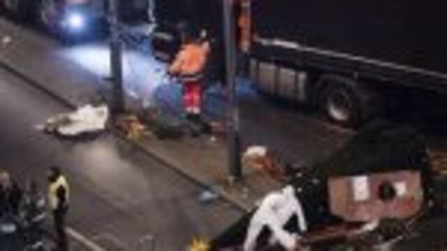 AL08 BERLu00cdN (ALEMANIA) 20/12/2016.- Policu00edas y bomberos trabajan junto al camiu00f3n que arrollu00f3 ayer a los visitantes de un mercadillo navideu00f1o en el centro de Berlu00edn, donde murieron doce personas, en Alemania, hoy, 20 de diciembre de 2016. La policu00eda de Ber