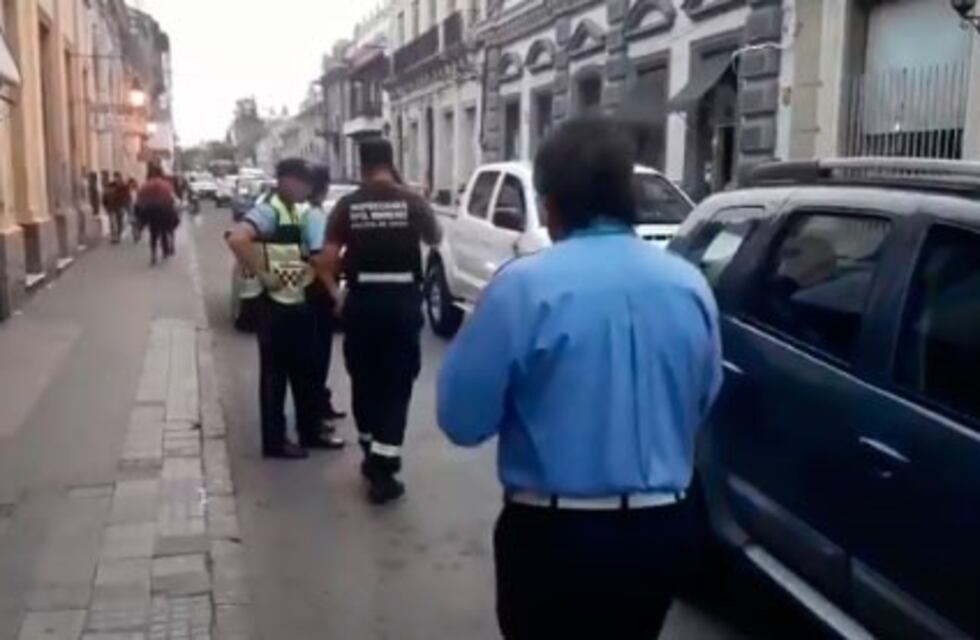 Un hombre atropelló a un inspector de tránsito para evitar un control