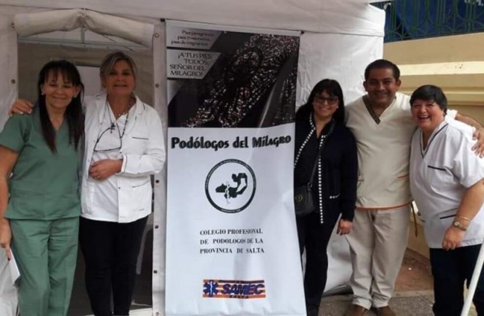 Los pies de los peregrinos del Milagro: podólogos solidarios curan las heridas de los fieles