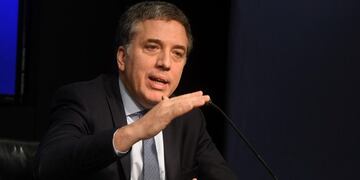 El ministro de Hacienda argentino, Nicolás Dujovne, habla en rueda de prensa el 15/06/2018 en Buenos Aires, Argentina\u002E Dujovne admitió que la salida del presidente del Banco Central (BCRA) del país, Federico Sturzenegger, concretada el jueves tras una jornada de inestabilidad cambiaria, busca recuperar la confianza de los mercados financieros\u002E\r\n(Vinculado al texto de dpa \