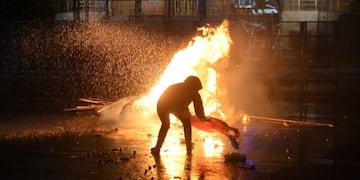 Los efectivos lanzaron gases lacrimógenos para dispersar a las manifestantes (web)\u002E