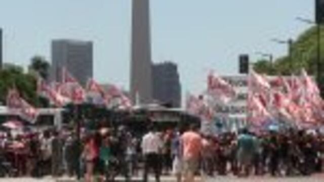 DYN39, BUENOS AIRES 20/12/16, ORGANIZACIONES SOCIALES Y PIQUETERAS SE CONCENTRAN EL AVENIDA DE MAYO Y 9 DE JULIO PARA MARCHAR A PLAZA DE MAYO AL CUMPLIRSE 15 Au00d1OS DE LOS ACONTECIMIENTOS DE DICIEMBRE DEL 2001..FOTO-DYN/EZEQUIEL PONTORIERO.