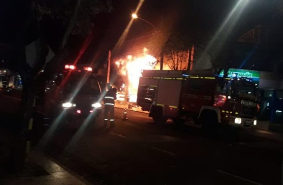 Un incendio devoró por completo un supermercado en Puerto Rico