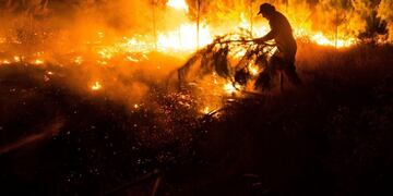 AME3902\u002E NACIMIENTO (CHILE), 15/02/2019\u002E- Bomberos trabajan para extinguir un incendio en la madrugada de este viernes, en la comuna de Nacimiento, en la región del Bíobio (Chile)\u002E Un total de 31 incendios forestales se mantienen activos en diversas regiones del centro y sur de Chile este viernes, mientras otros 50 están bajo control y cuatro fueron declarados extinguidos, para un total de 85, informaron las autoridades\u002E EFE/ Camilo Tapia