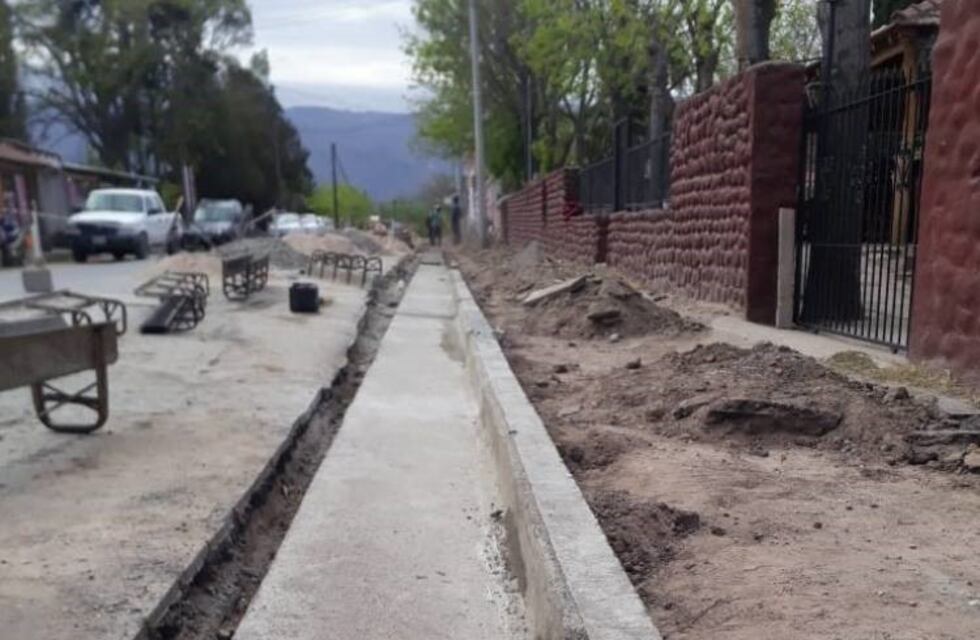 La obra de cordón cuneta en Nono avanza con ensanche de veredas