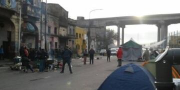 Vecinos en la calle tras el incendio en La Boca\u002E