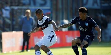AME9260\u002E LA PLATA (ARGENTINA), 29/02/2020\u002E- Víctor Ayala (i) de Gimnasia y Esgrima disputa el balón ante Leonardo Heredia (d) de Atlético Tucumán este sábado, durante un partido por la Superliga del Fútbol Argentino, en el estadio Juan Carmelo Zerillo de La Plata, Buenos Aires (Argentina)\u002E EFE/ Demian Alday Estévez