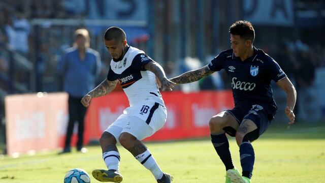 AME9260\u002E LA PLATA (ARGENTINA), 29/02/2020\u002E- Víctor Ayala (i) de Gimnasia y Esgrima disputa el balón ante Leonardo Heredia (d) de Atlético Tucumán este sábado, durante un partido por la Superliga del Fútbol Argentino, en el estadio Juan Carmelo Zerillo de La Plata, Buenos Aires (Argentina)\u002E EFE/ Demian Alday Estévez