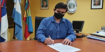 El intendente firmó el decreto de las nuevas flexibilizaciones\u002E