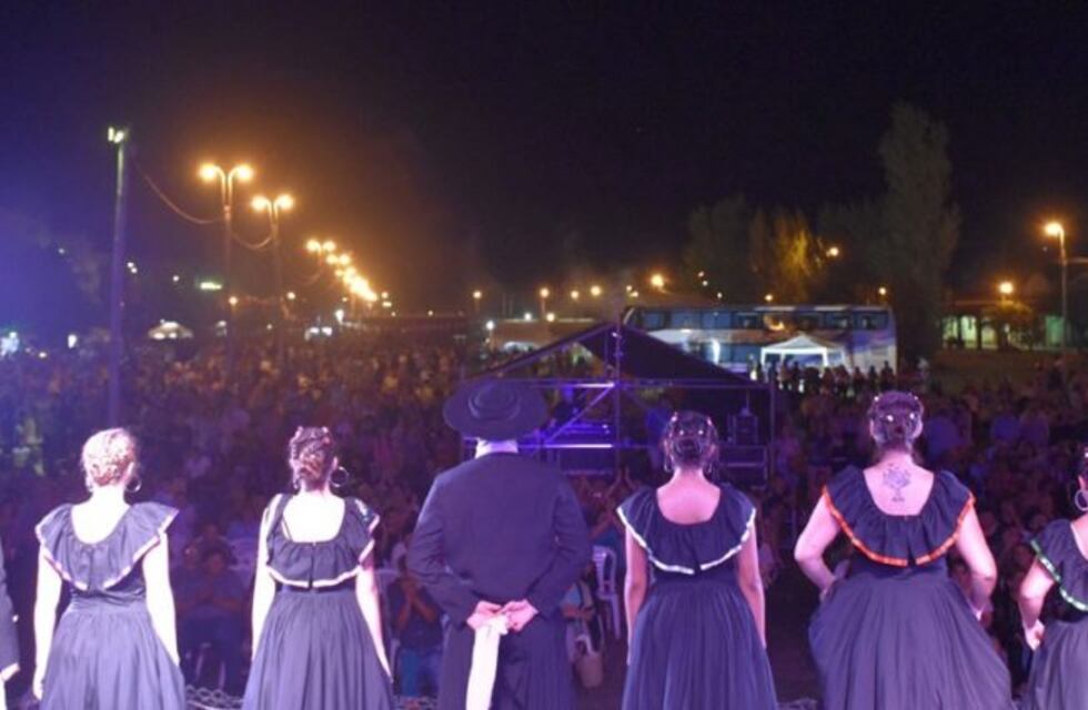Una multitud en el Paseo Ferroviario de General Pico para celebrar el aniversario