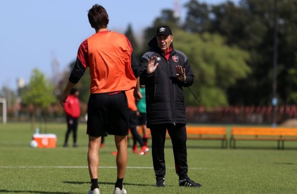 Kudelka se debate entre dos esquemas para recibir a Banfield