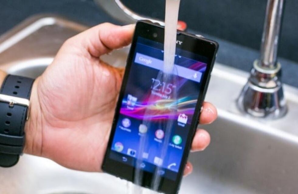 Un mendocino compró un teléfono sumergible, se le rompió y la empresa deberá indemnizarlo